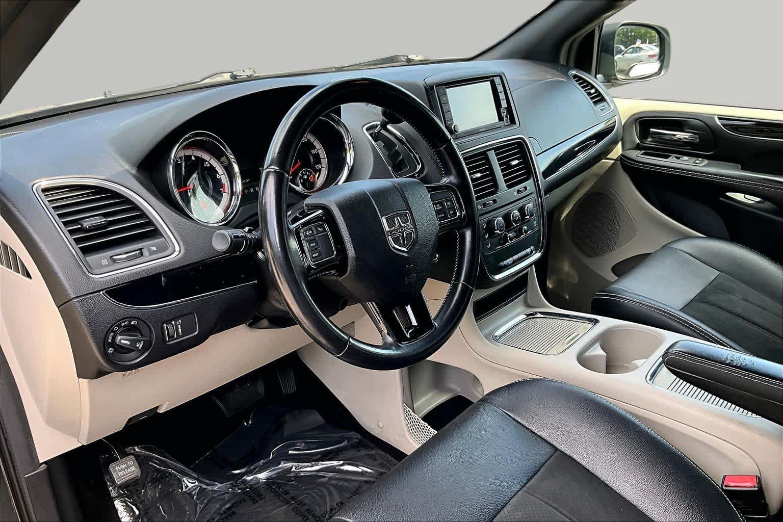 Used 2019 Dodge Grand Caravan SXT FWD image 17