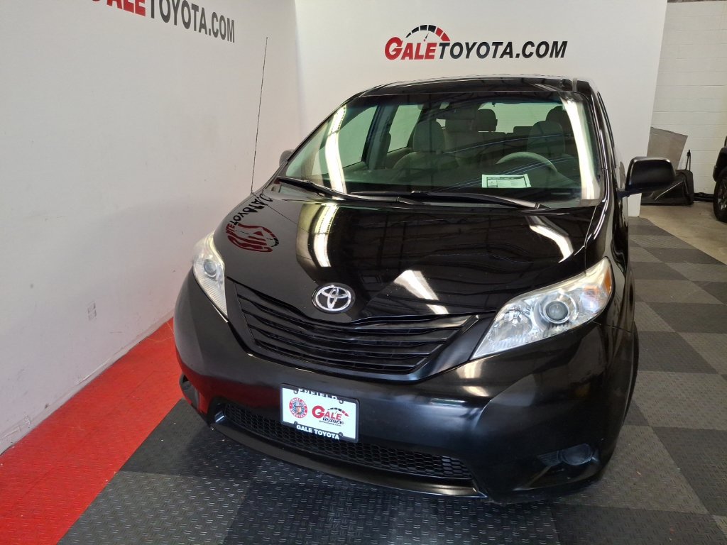 Used 2013 Toyota Sienna L FWD image 3