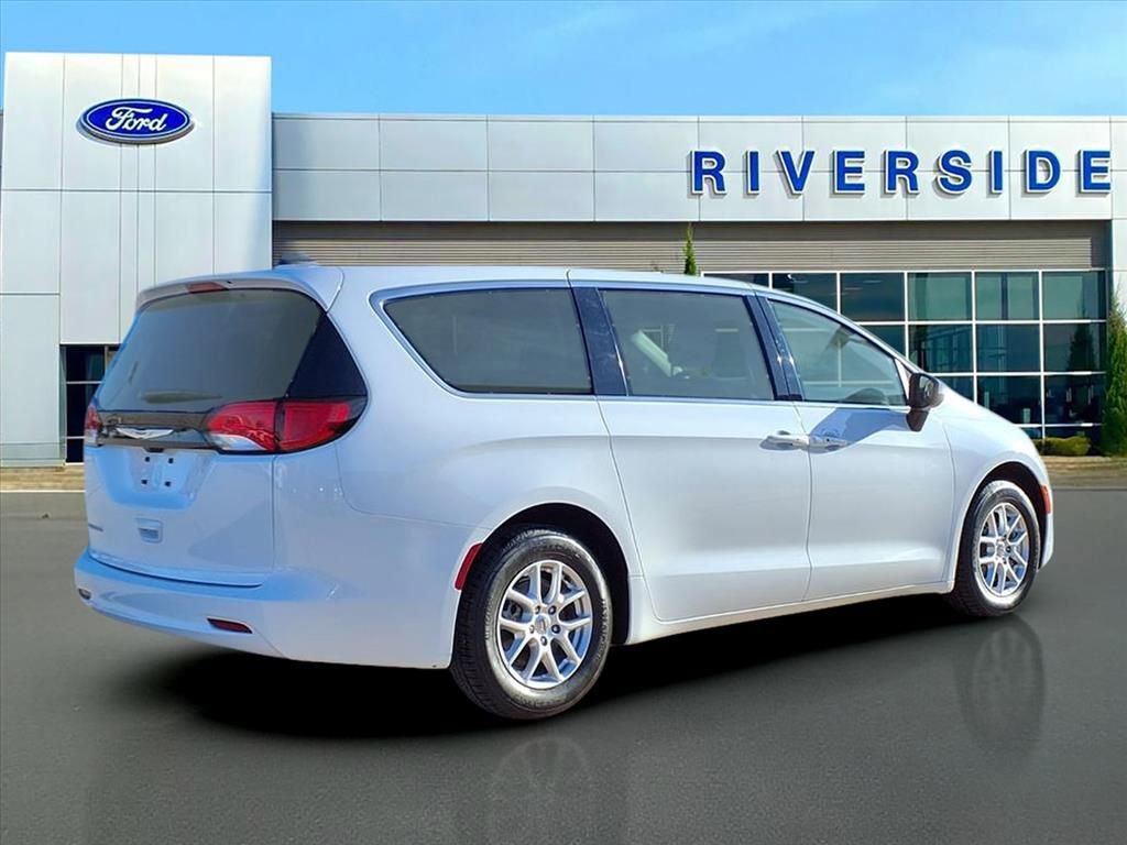 Used 2023 Chrysler Voyager LX image 6