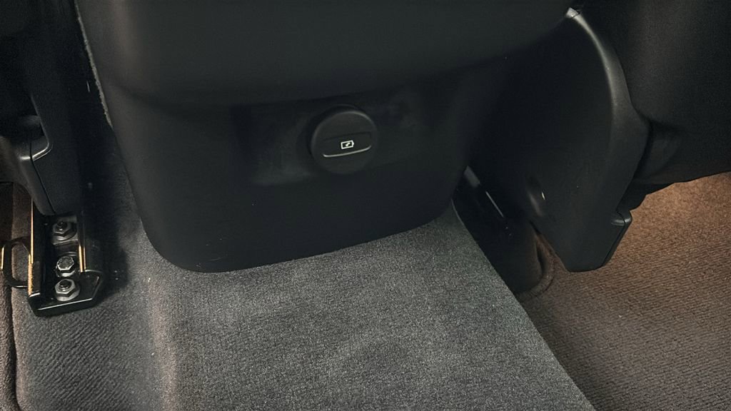 Certified 2025 Volvo XC60 B5 Plus AWD/4WD image 10