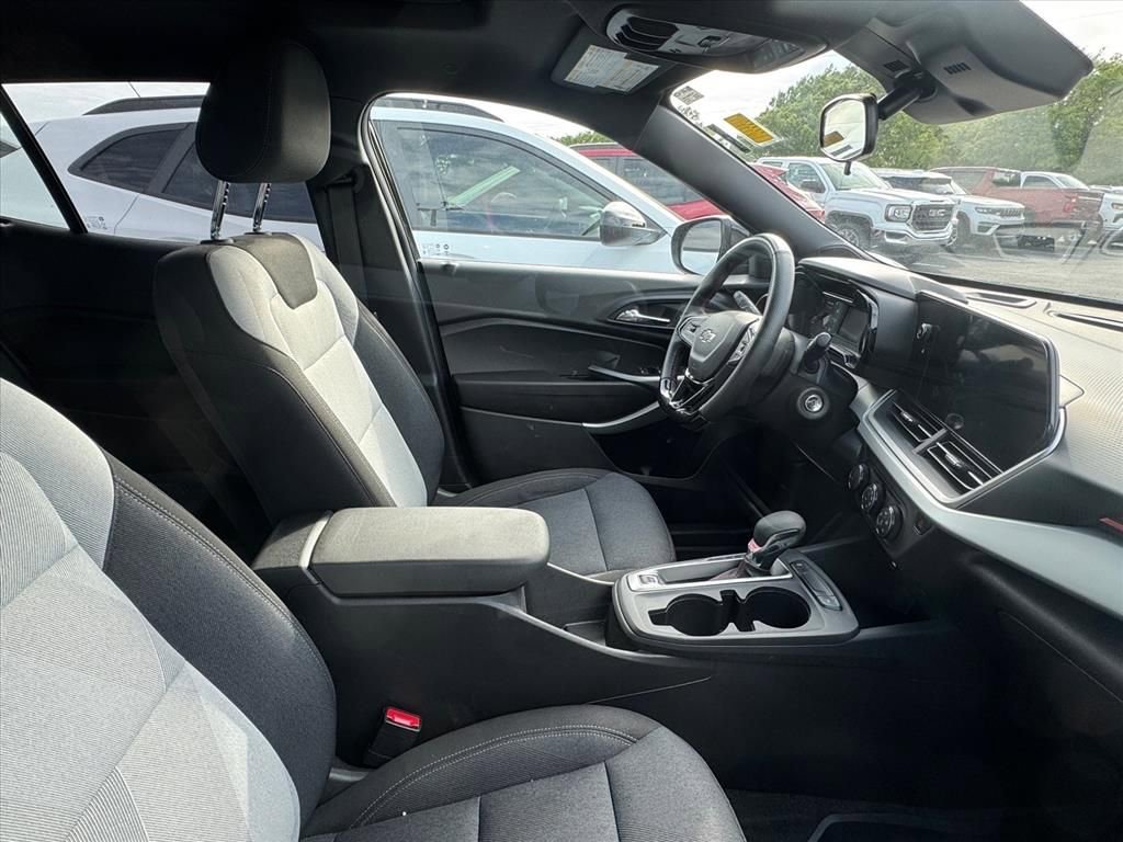 Used 2025 Chevrolet Trax RS w/ Sunroof Package FWD image 2