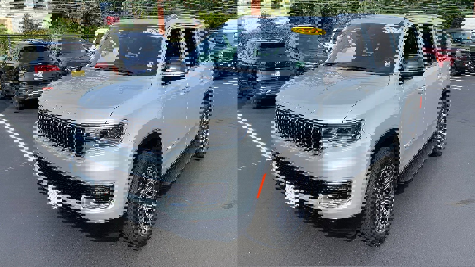 Used 2025 Jeep Wagoneer 4WD w/ Premium Group I image 3