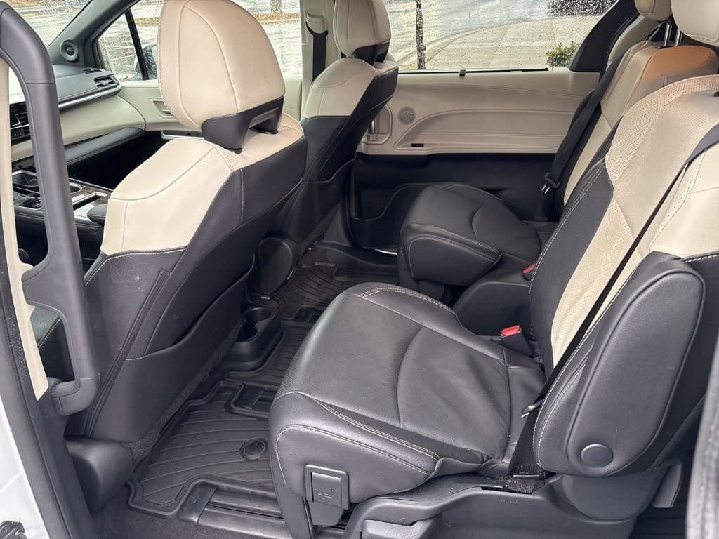Used 2025 Toyota Sienna Limited image 17