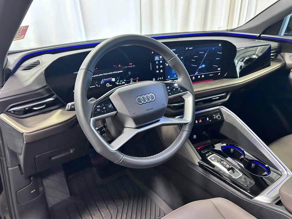 Used 2025 Audi Q5 Premium w/ Convenience Package image 2