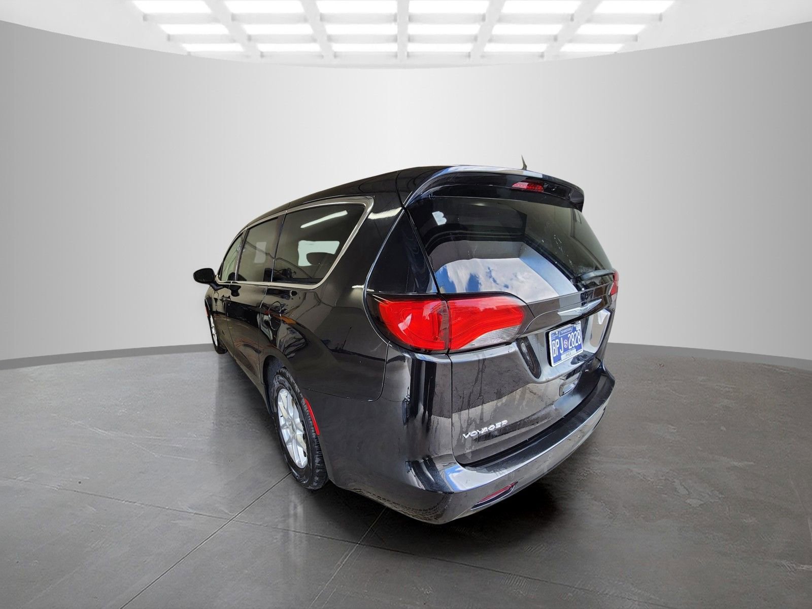 Used 2023 Chrysler Voyager LX FWD image 5