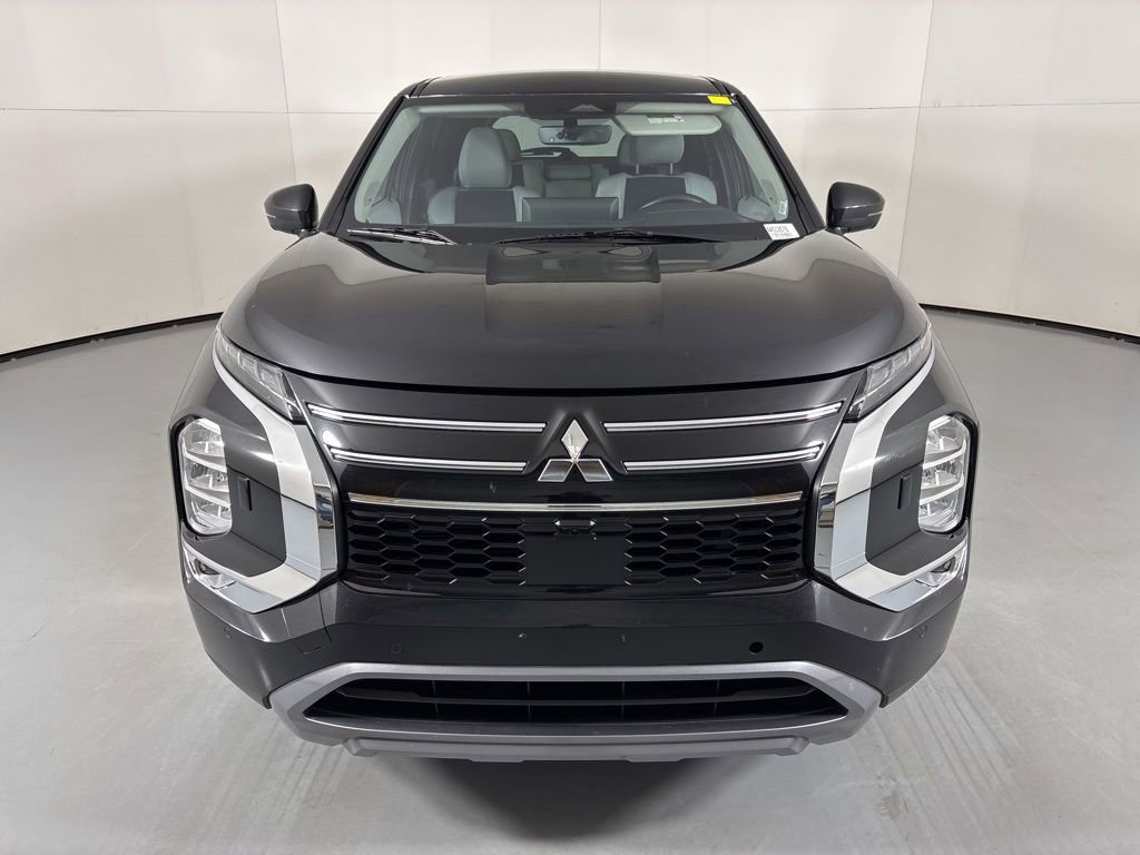 Used 2025 Mitsubishi Outlander SE AWD/4WD image 3