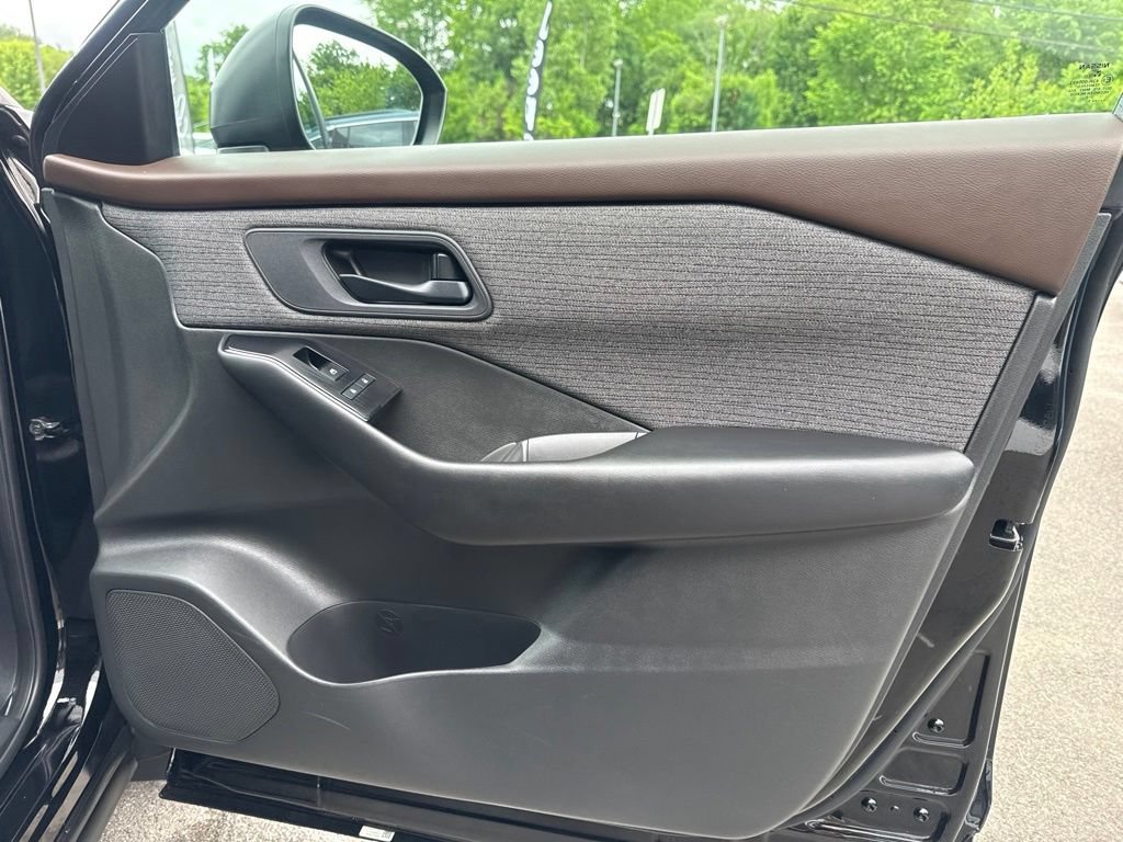 Used 2023 Nissan Rogue S AWD/4WD image 27