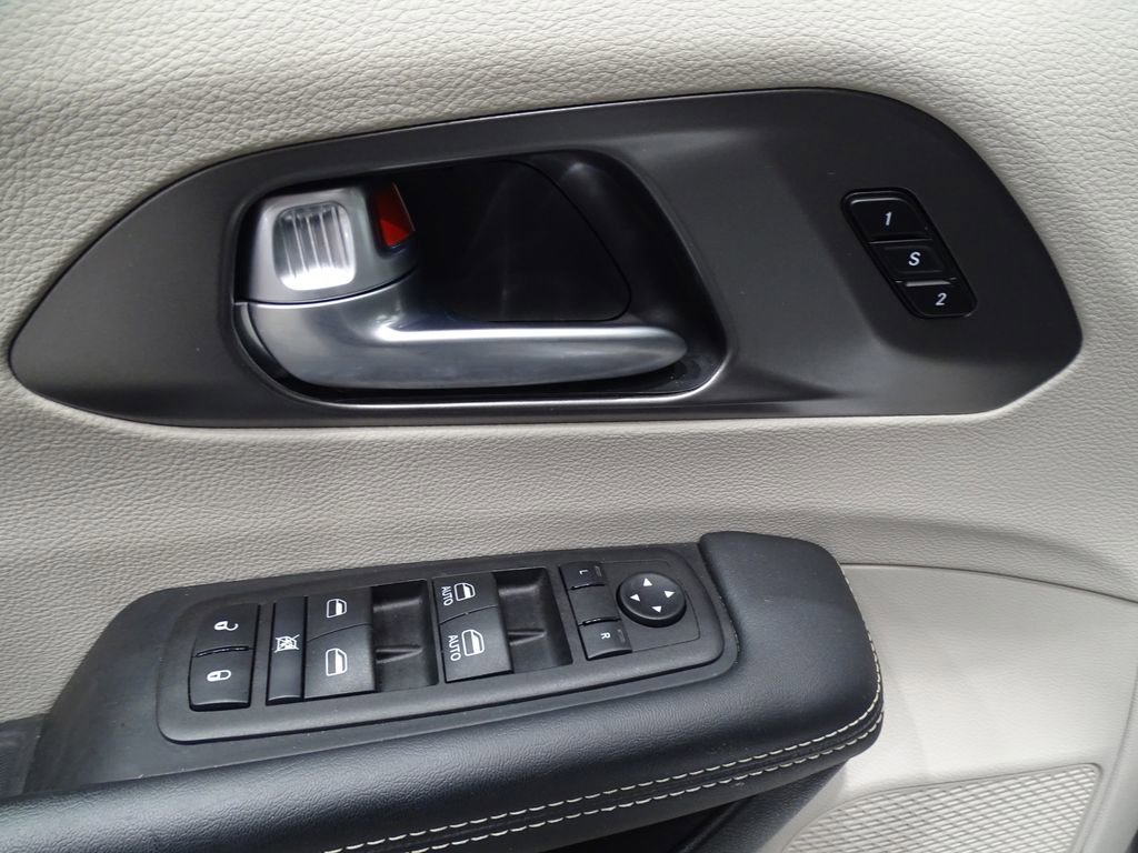 Used 2024 Chrysler Pacifica Touring-L image 18