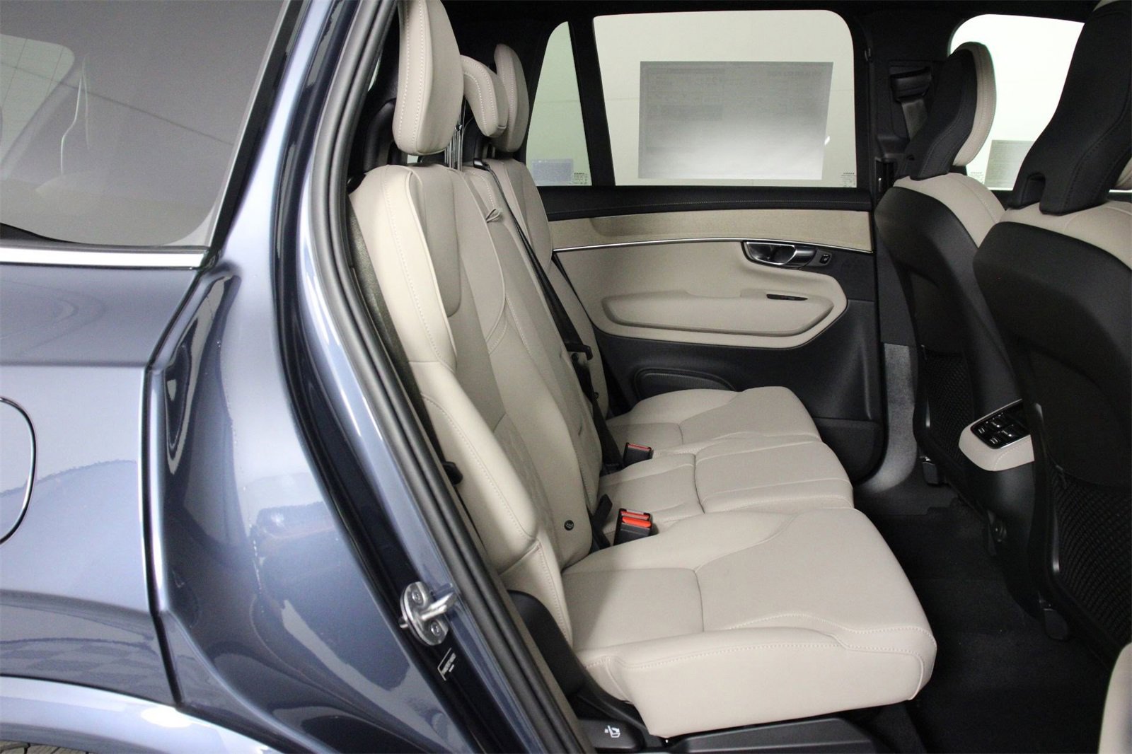 New 2026 Volvo XC90 B6 Plus w/ Protection Package Premier image 11