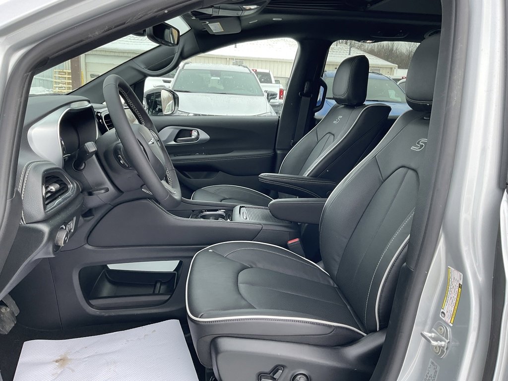 New 2026 Chrysler Pacifica Limited w/ Uconnect Theater Family Group image 8