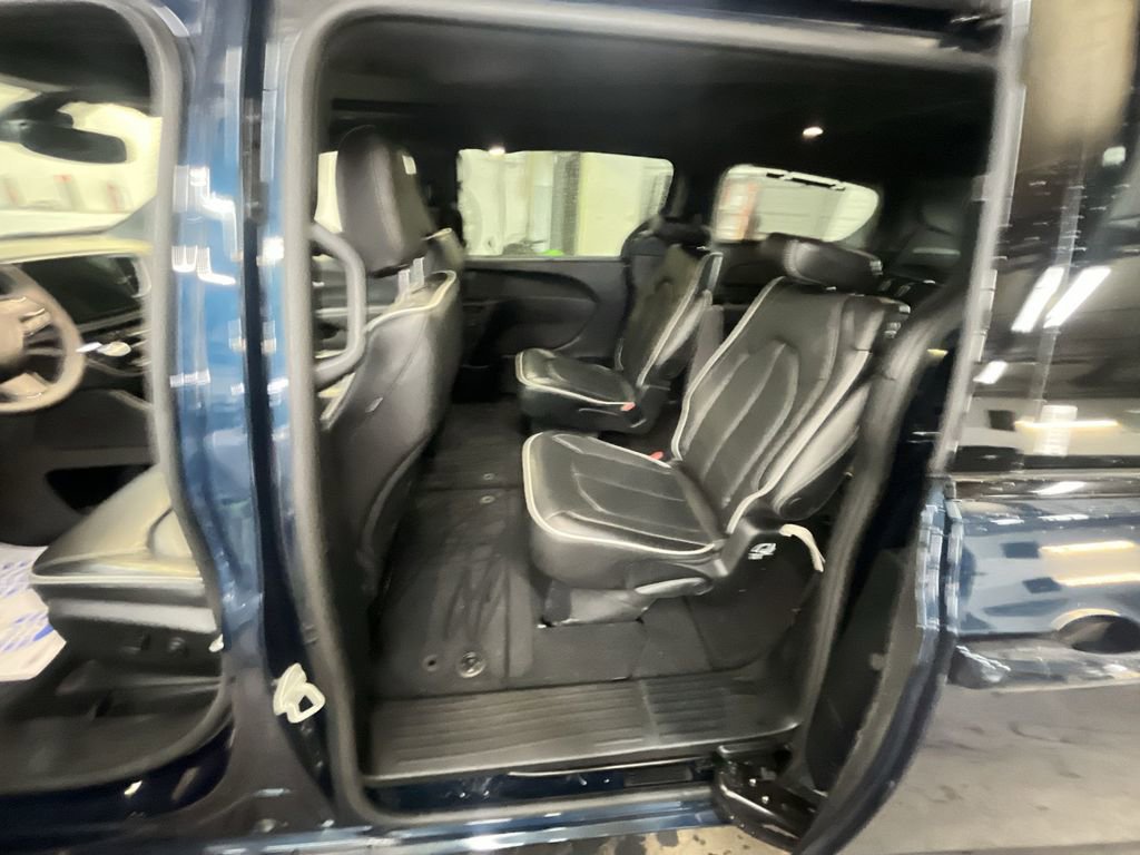 Used 2025 Chrysler Pacifica Limited FWD image 22