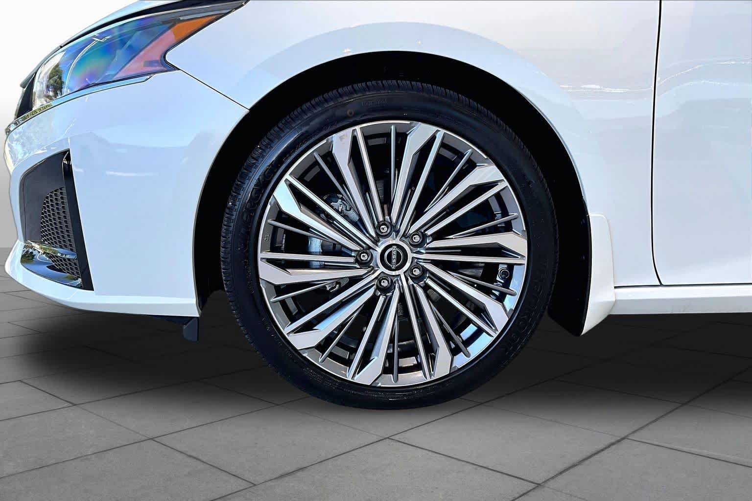 Used 2025 Nissan Altima 2.5 SL FWD image 10
