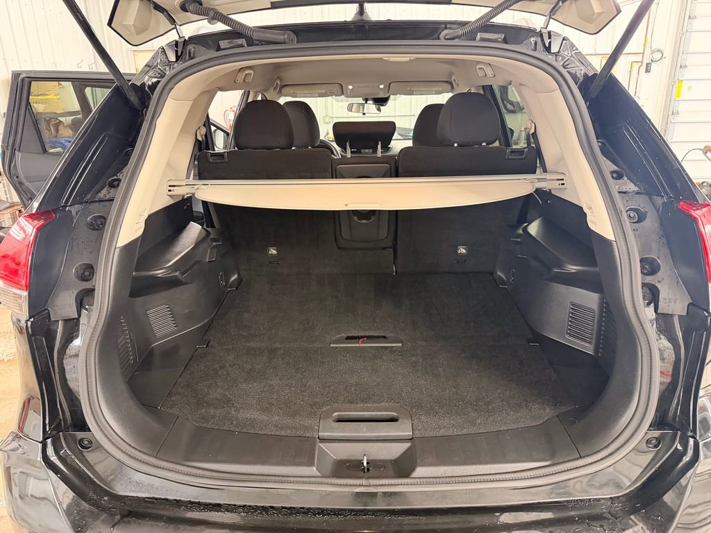 Used 2020 Nissan Rogue SV image 33