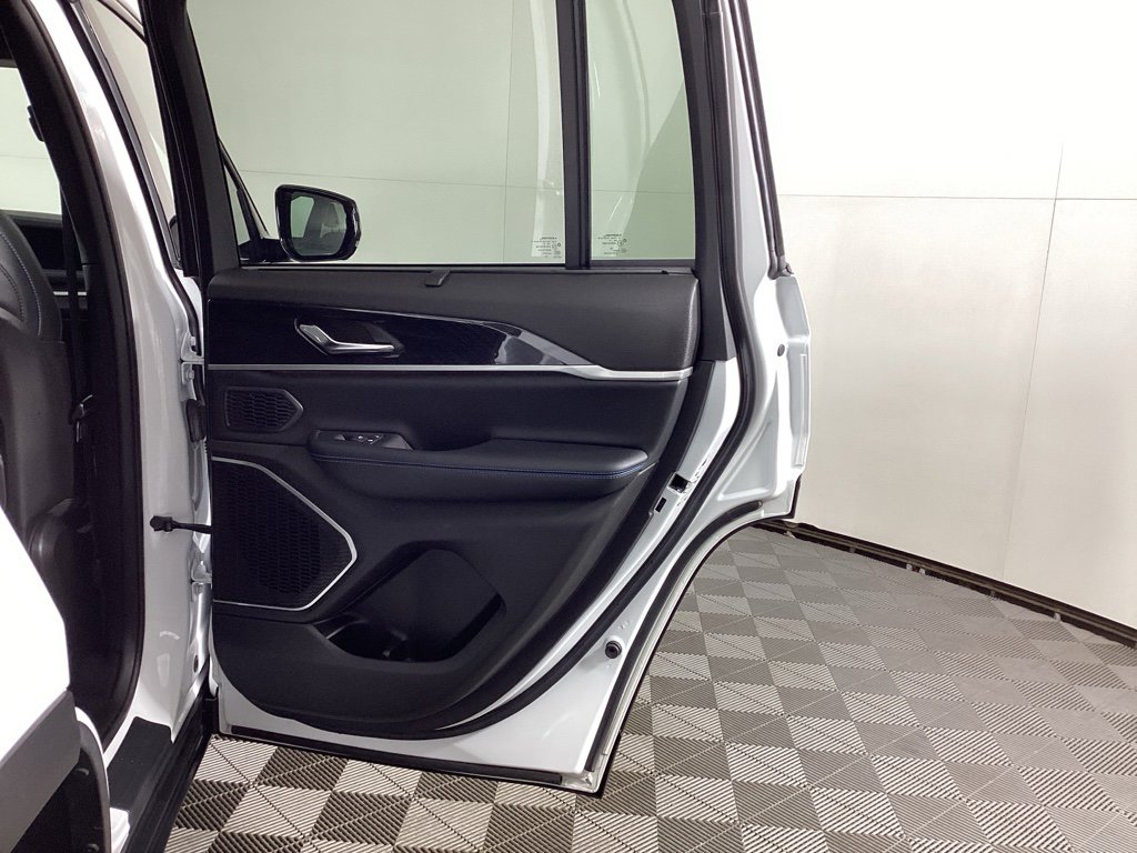 Used 2024 Jeep Grand Cherokee Trailhawk w/ Advanced Protech Group II image 11