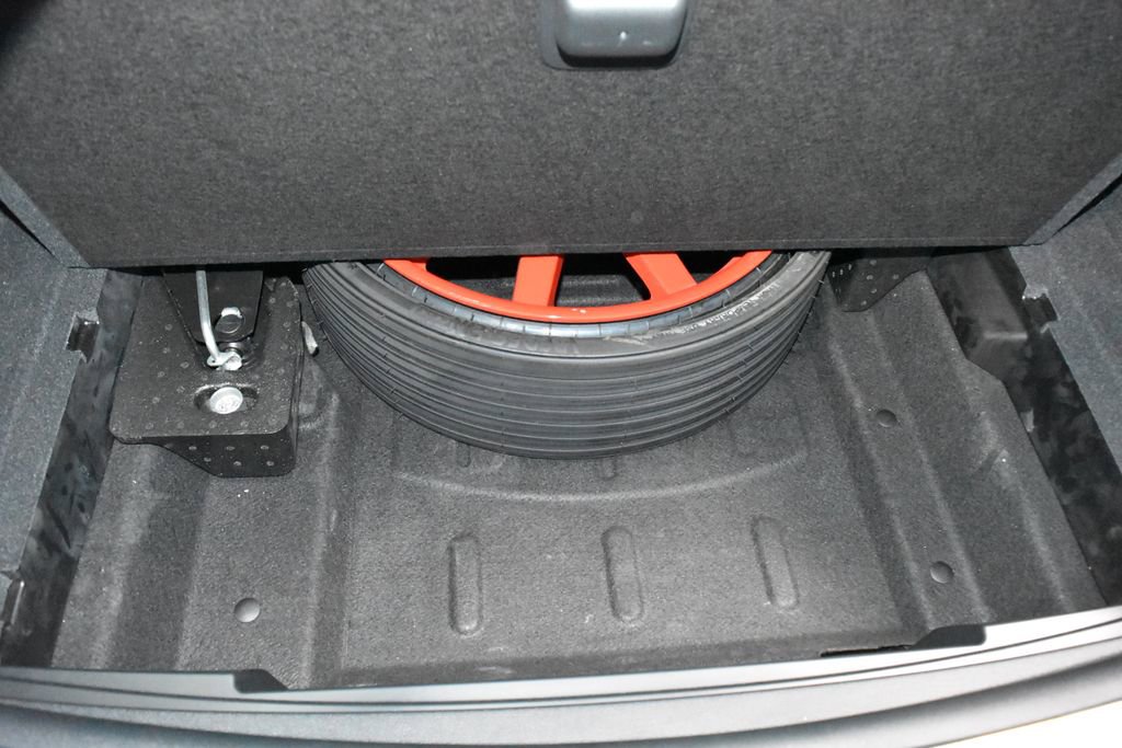 Certified 2024 Porsche Macan image 33