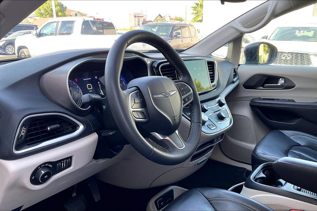 Used 2023 Chrysler Pacifica Touring-L FWD image 14