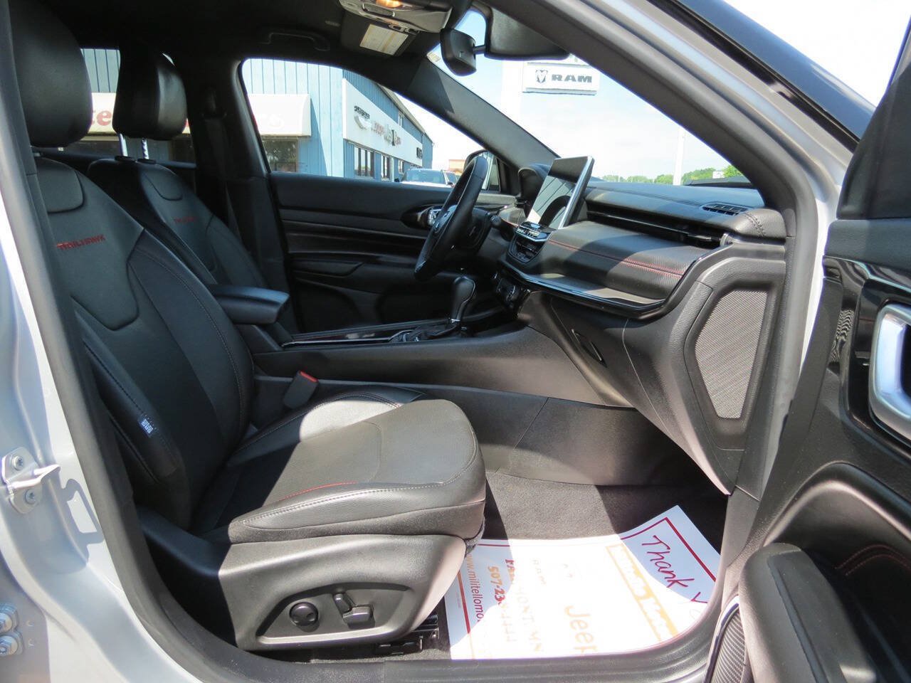 Used 2025 Jeep Compass Trailhawk w/ Trailhawk Elite Group AWD/4WD image 15