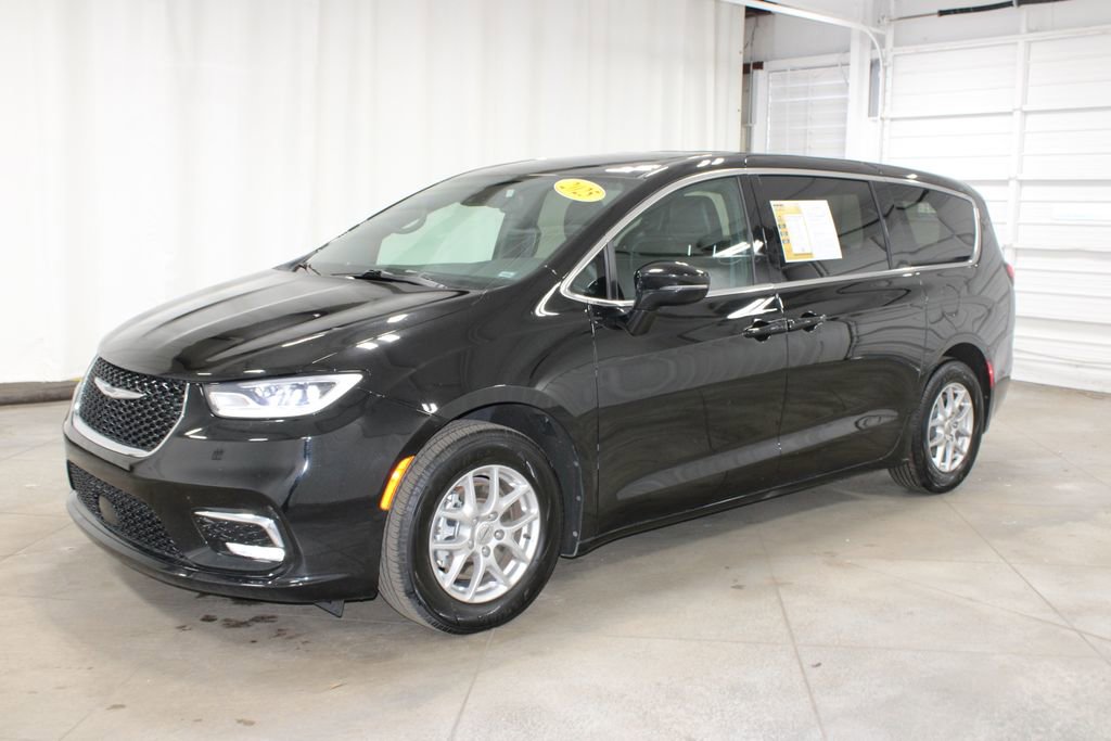 Used 2025 Chrysler Pacifica Select image 4
