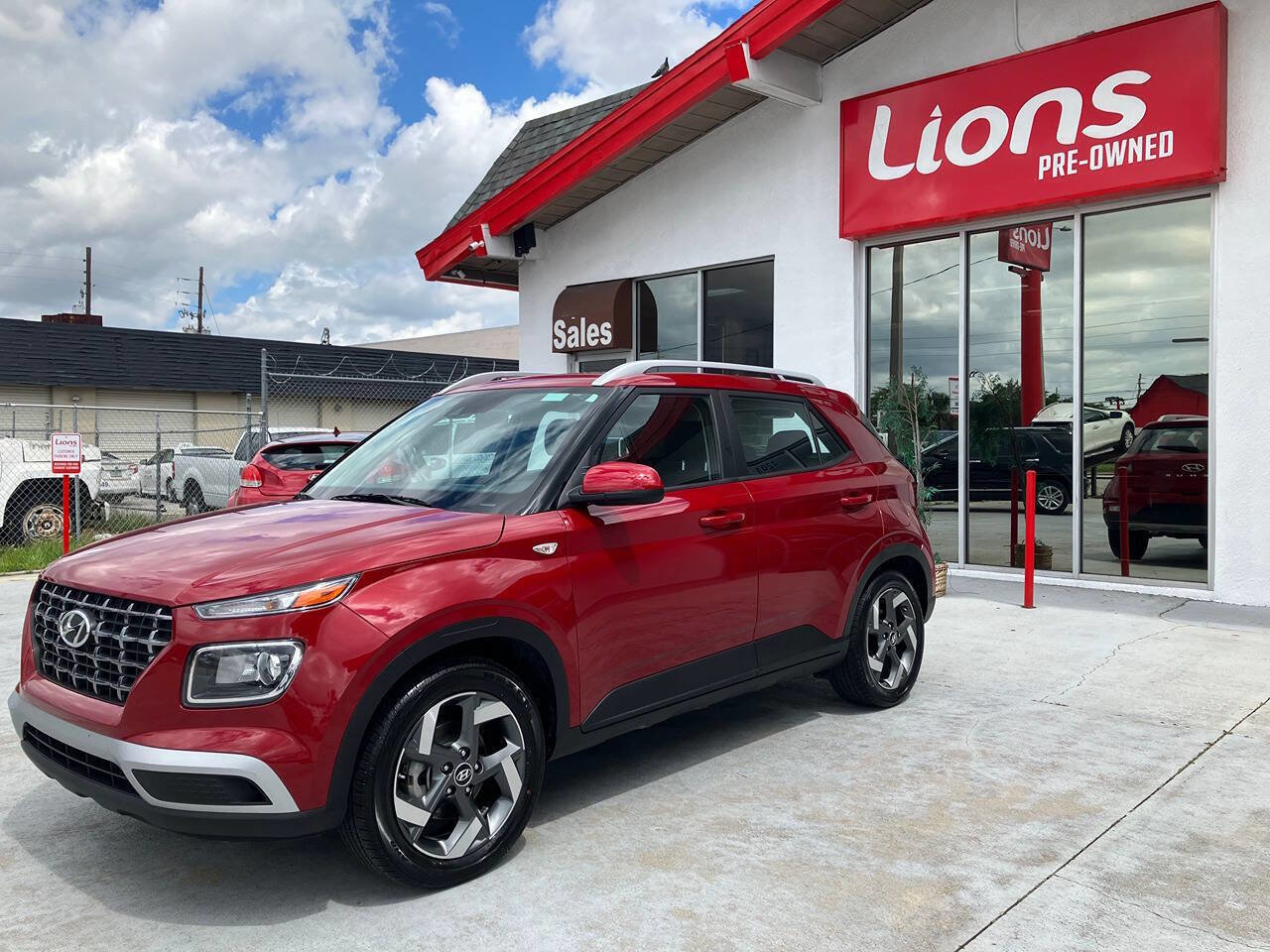 Used 2021 Hyundai Venue SEL image 2