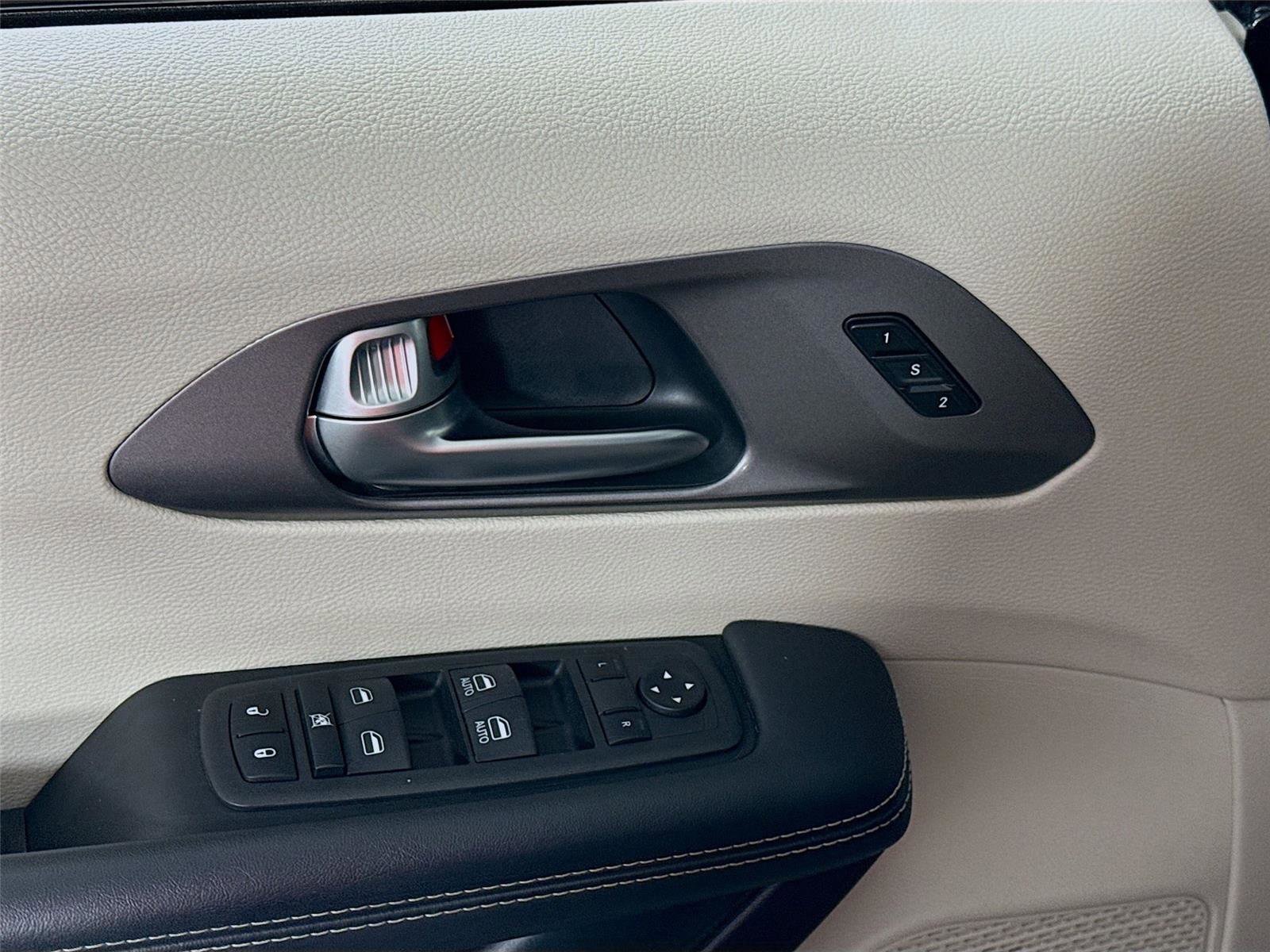 Used 2023 Chrysler Pacifica Touring-L image 11