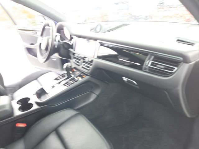 Used 2024 Porsche Macan image 25