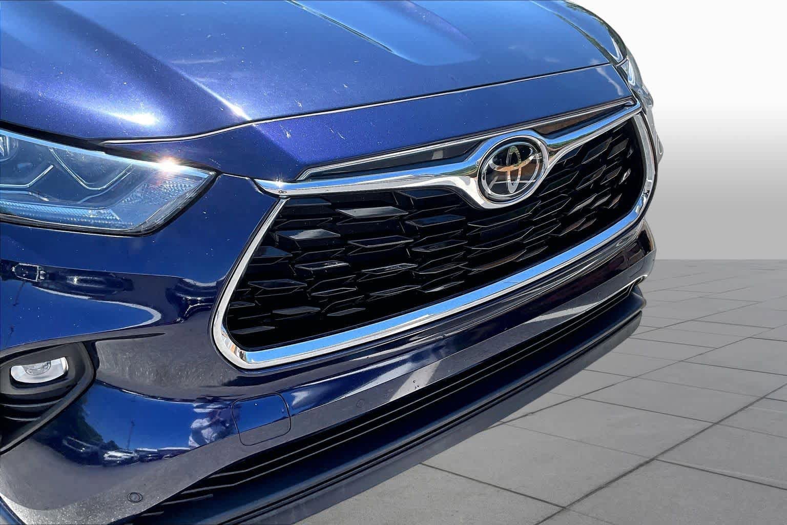Used 2023 Toyota Highlander Limited FWD image 30