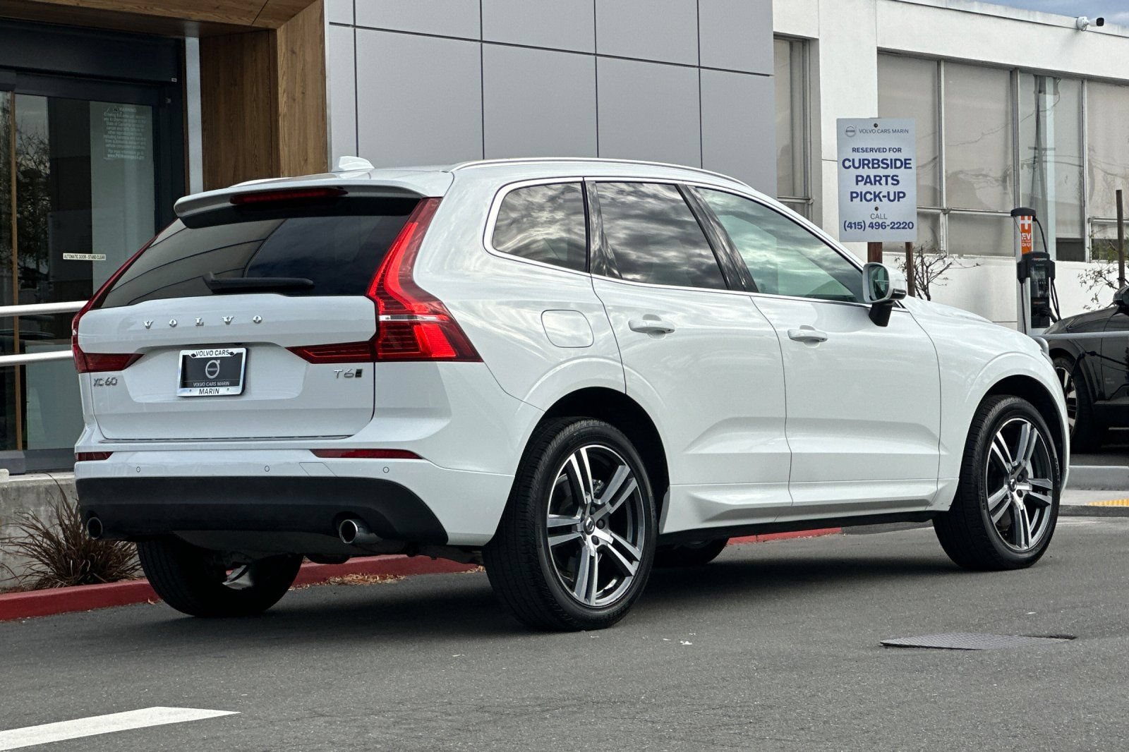 Used 2021 Volvo XC60 T6 Momentum w/ Premium Package AWD/4WD image 2