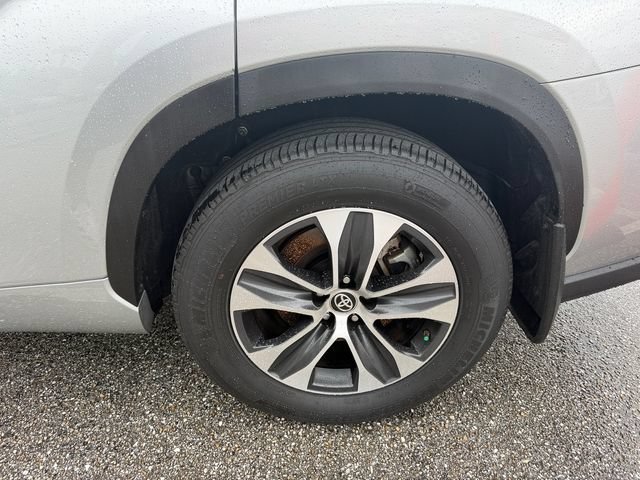Used 2024 Toyota Highlander XLE FWD image 6