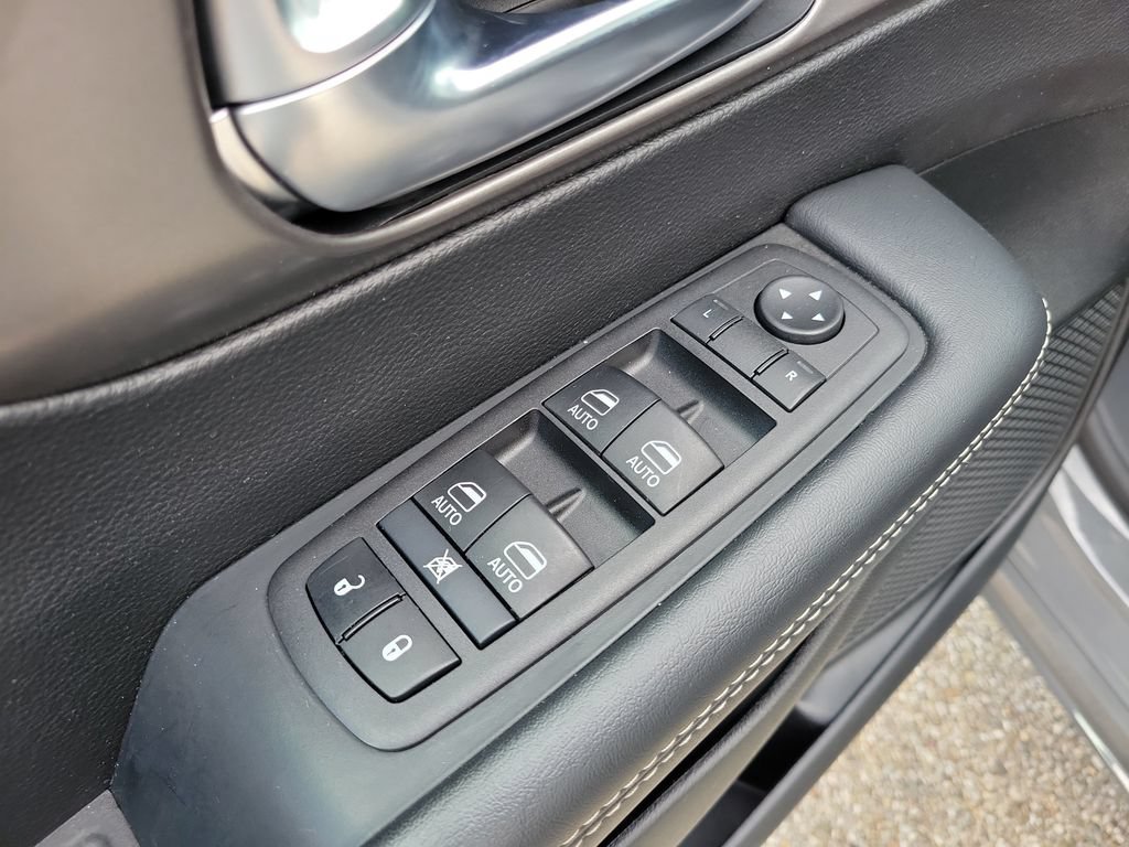 Used 2025 Chrysler Pacifica Select FWD image 21