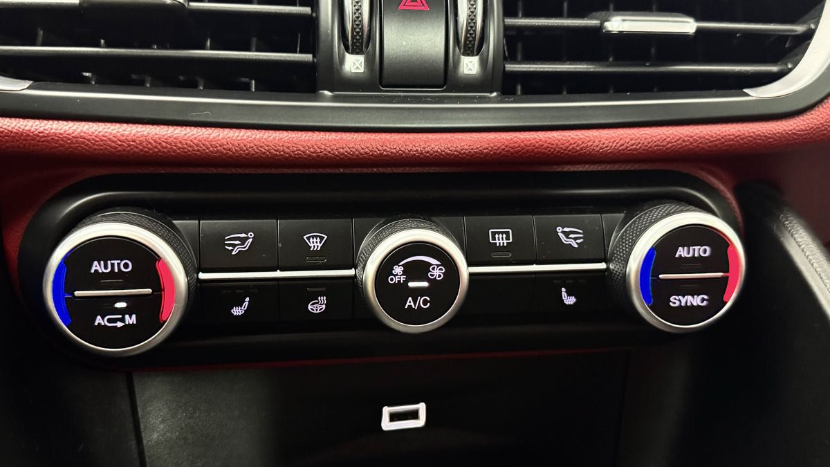 Used 2019 Alfa Romeo Giulia Ti AWD/4WD image 22