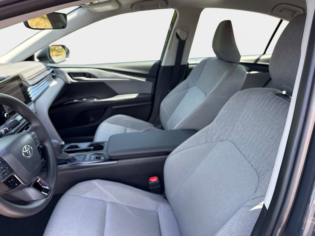 Used 2025 Toyota Camry LE w/ Convenience Package image 19