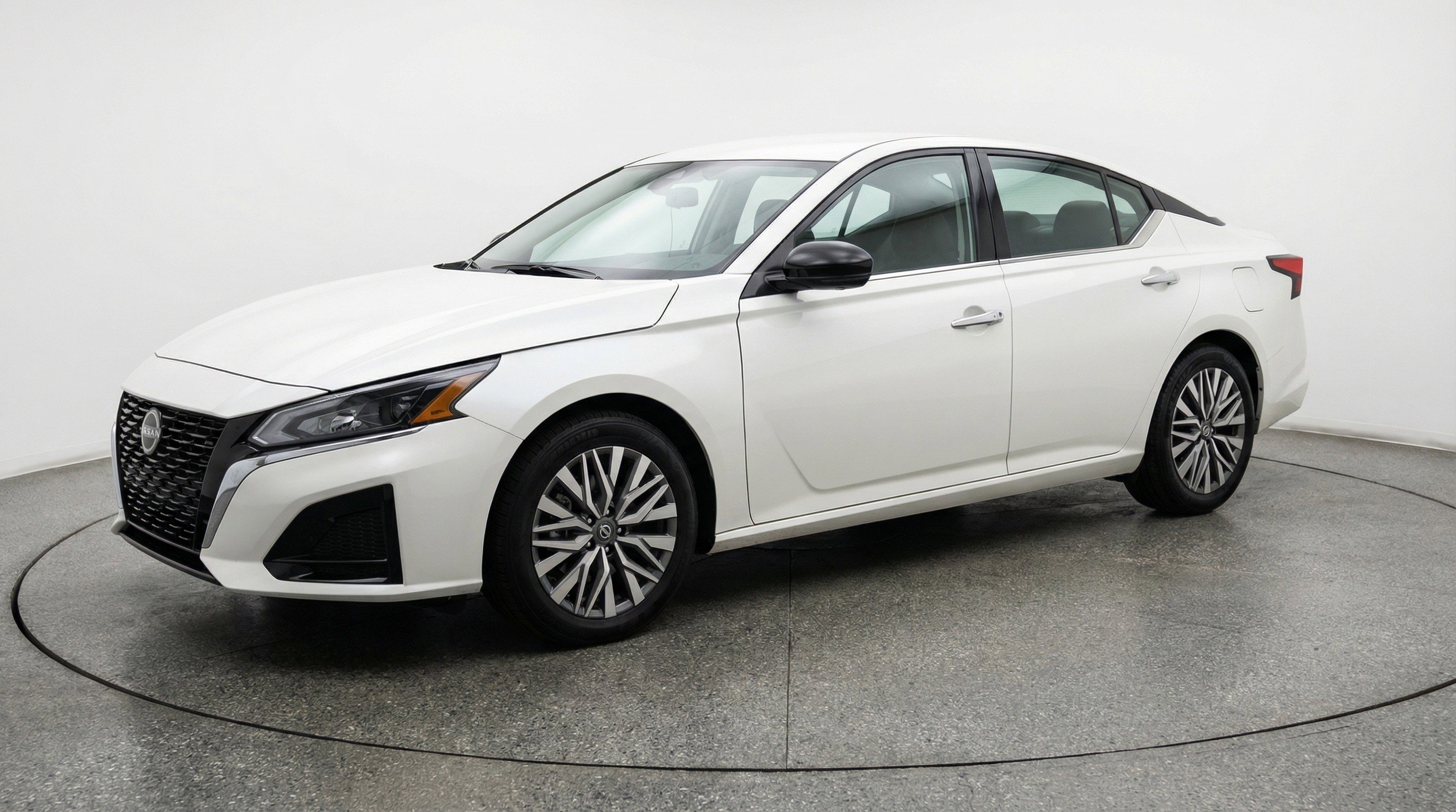 Used 2025 Nissan Altima 2.5 SV image 3