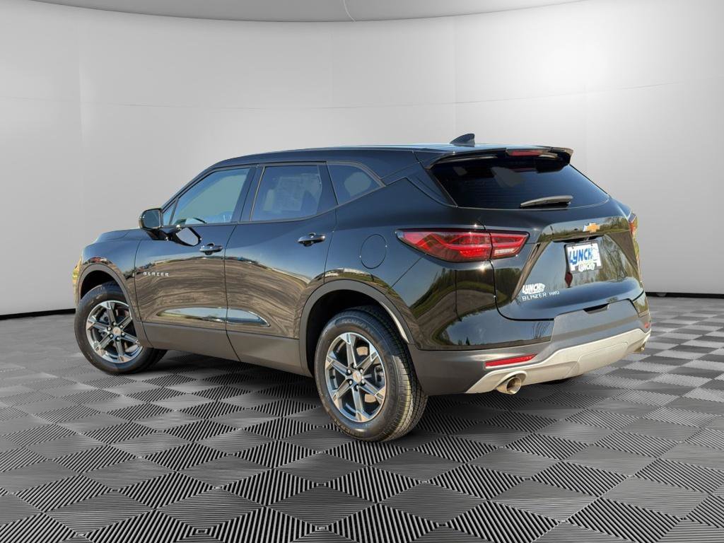 Used 2025 Chevrolet Blazer LT AWD/4WD image 2