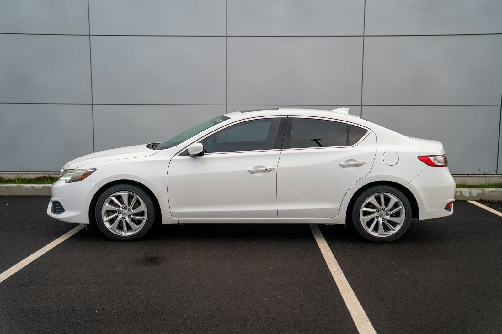 Used 2016 Acura ILX w/ Premium Package image 2