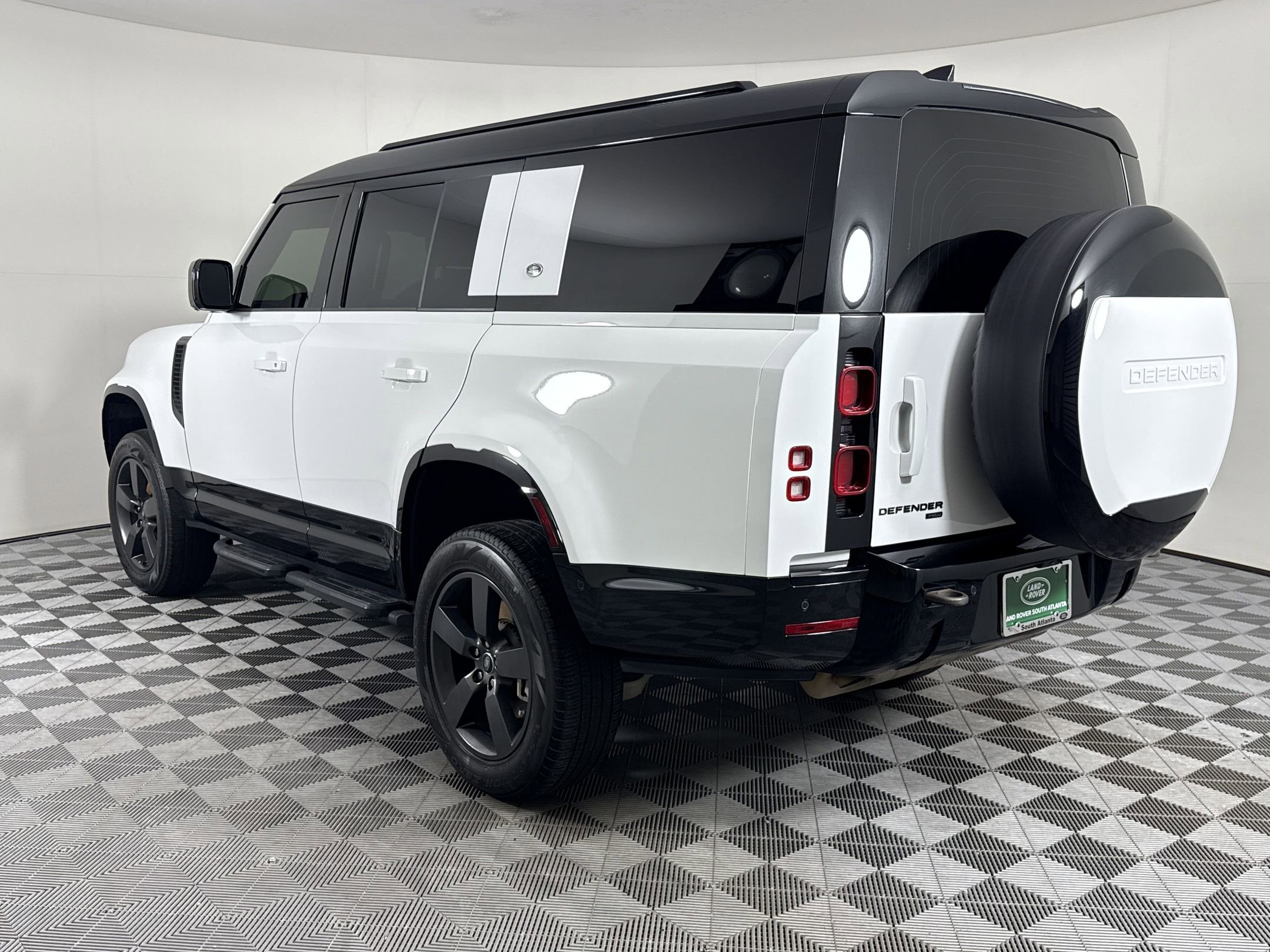 Used 2023 Land Rover Defender 130 X-Dynamic SE AWD/4WD image 3
