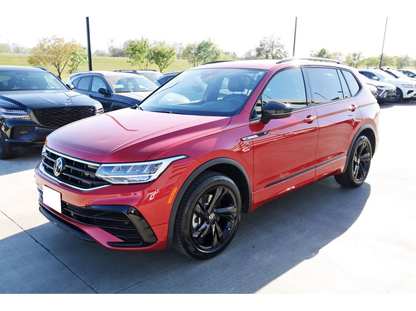 Used 2024 Volkswagen Tiguan SE R-Line w/ MDO Package, Three-Row image 3