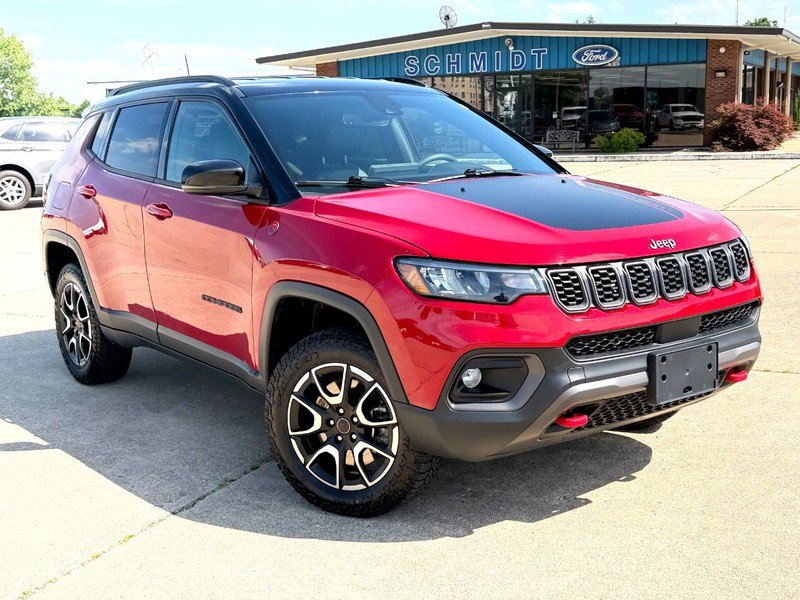Used 2025 Jeep Compass Trailhawk AWD/4WD image 2