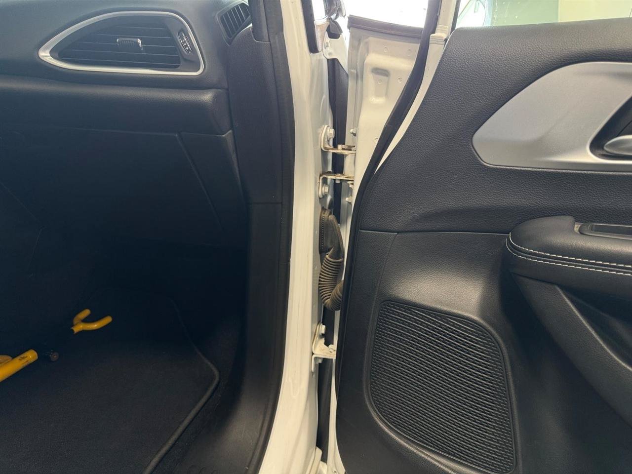 Used 2018 Chrysler Pacifica Touring Plus w/ S Appearance Package FWD image 28