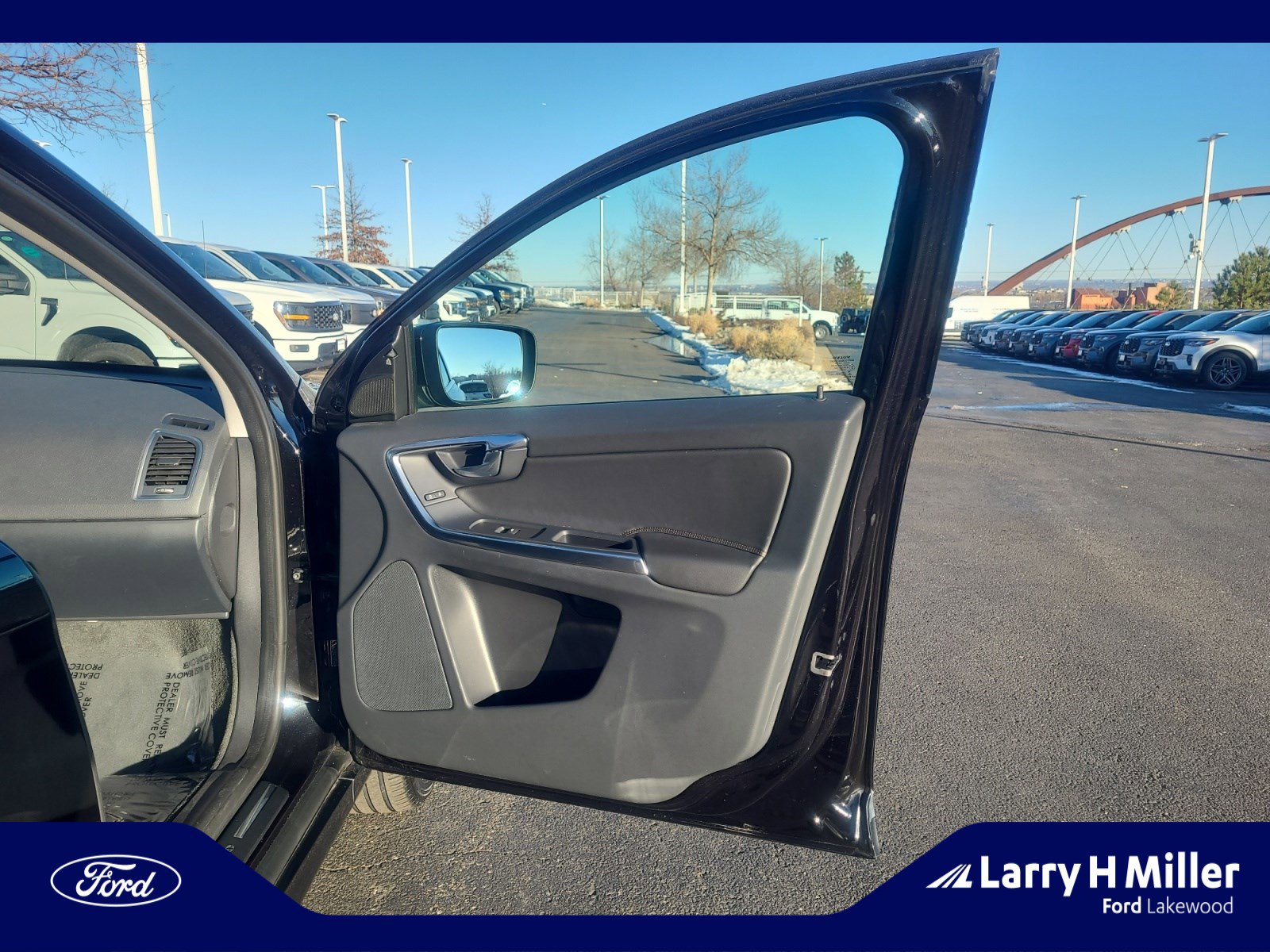 Used 2017 Volvo XC60 T5 Dynamic w/ Preferred Option Package image 16