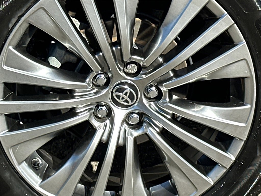 Used 2024 Toyota Venza Limited image 6