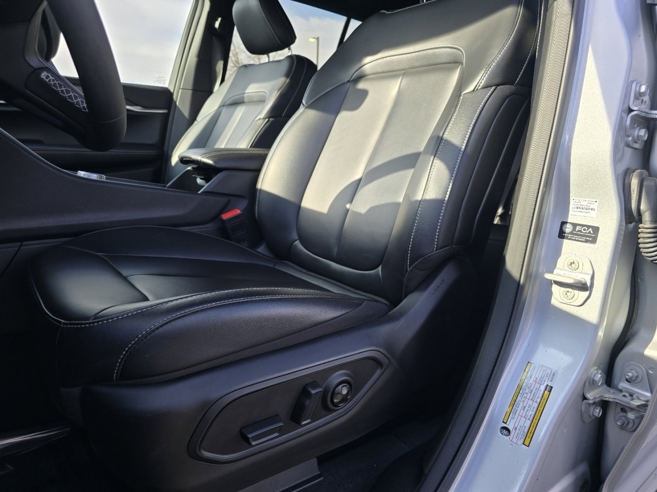 Used 2025 Jeep Grand Cherokee Limited w/ Black Appearance Package image 24