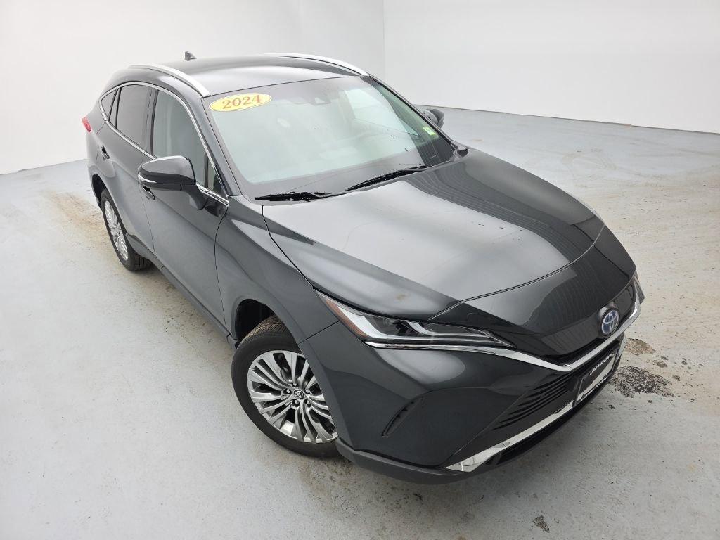 Used 2024 Toyota Venza XLE image 2