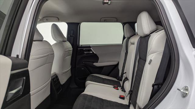 Used 2025 Mitsubishi Outlander SE image 16