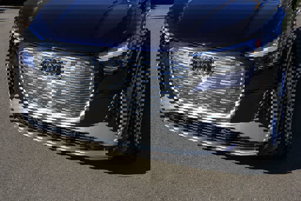 Used 2025 Audi Q4 e-tron Premium Plus w/ Premium Plus AWD/4WD image 8