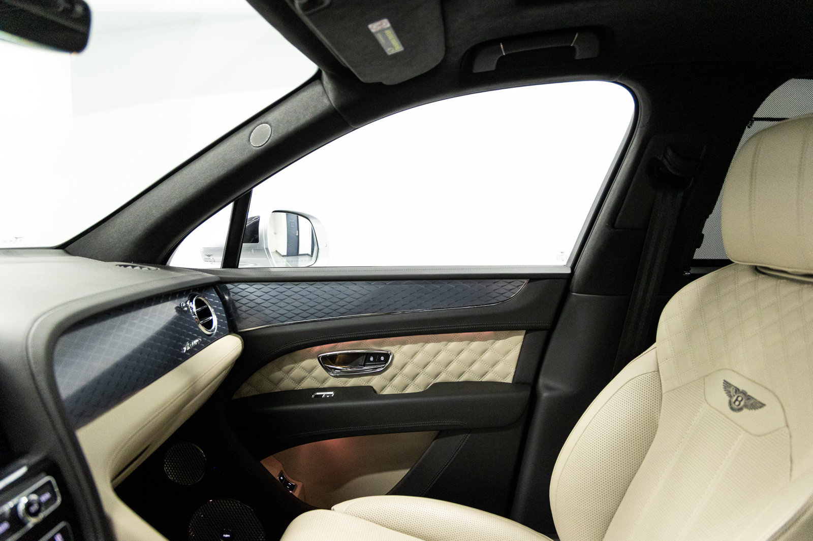 Certified 2023 Bentley Bentayga Plug-In Hybrid AWD/4WD image 47