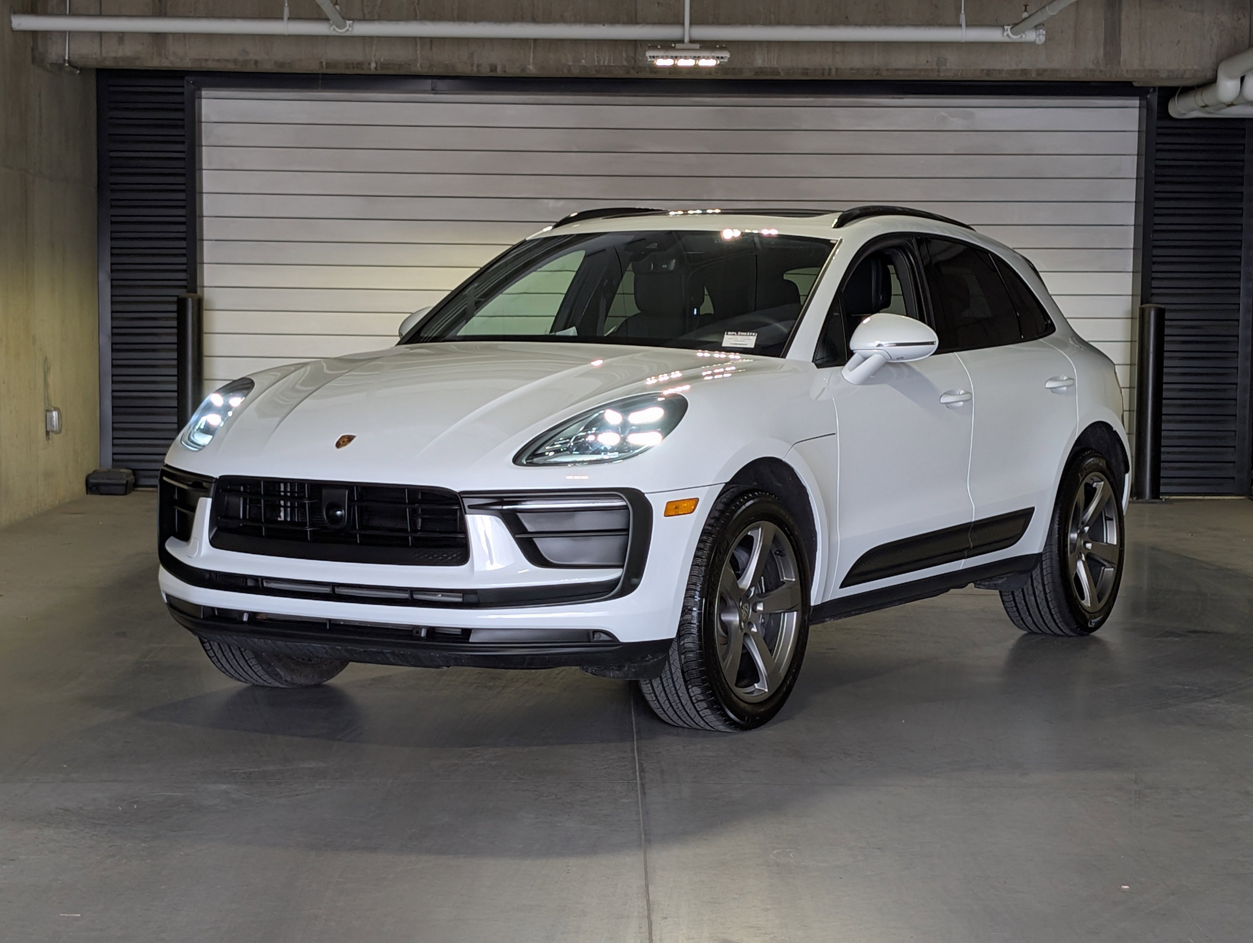 Certified 2025 Porsche Macan image 1