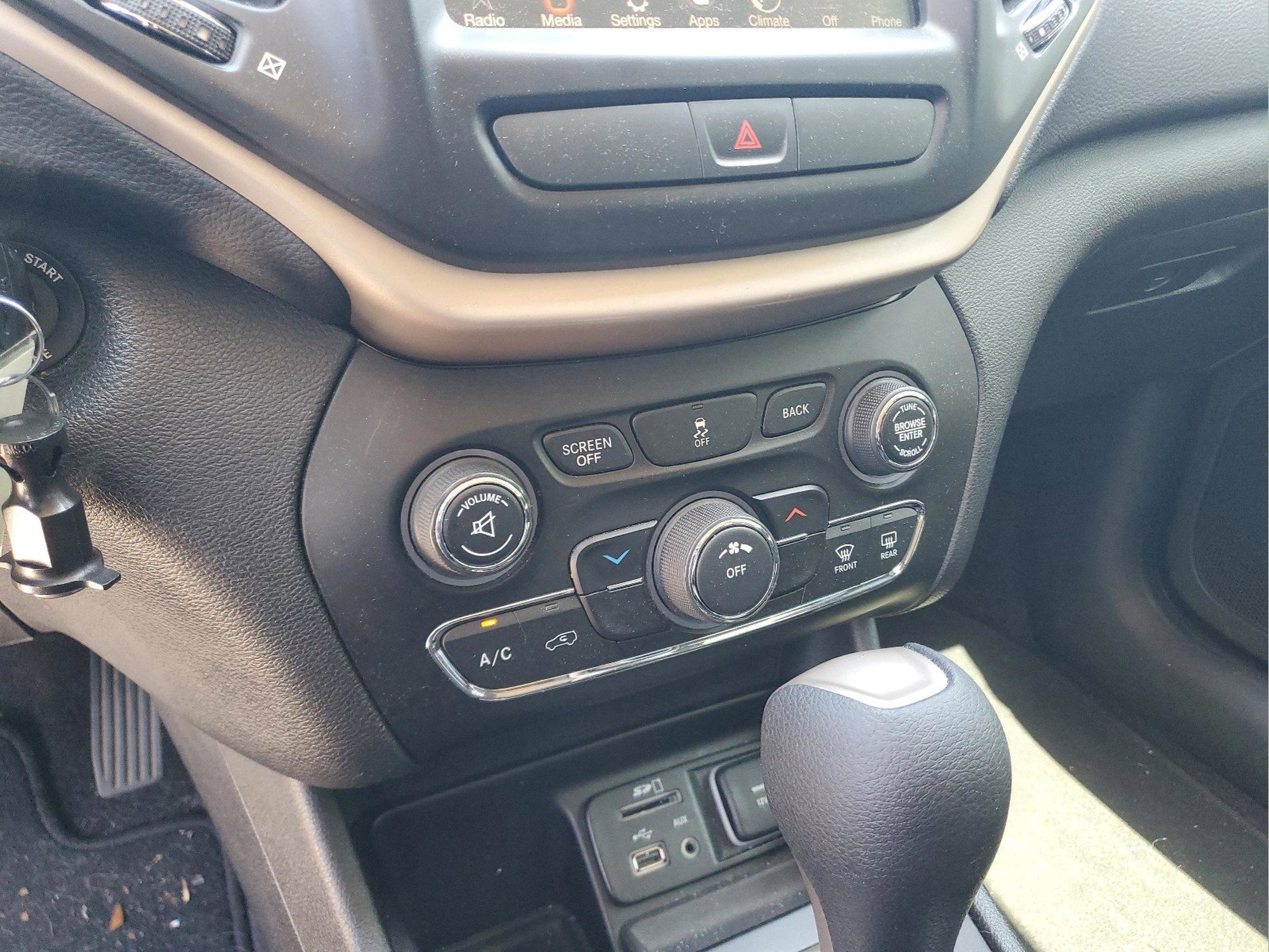 Used 2017 Jeep Cherokee Latitude FWD image 19