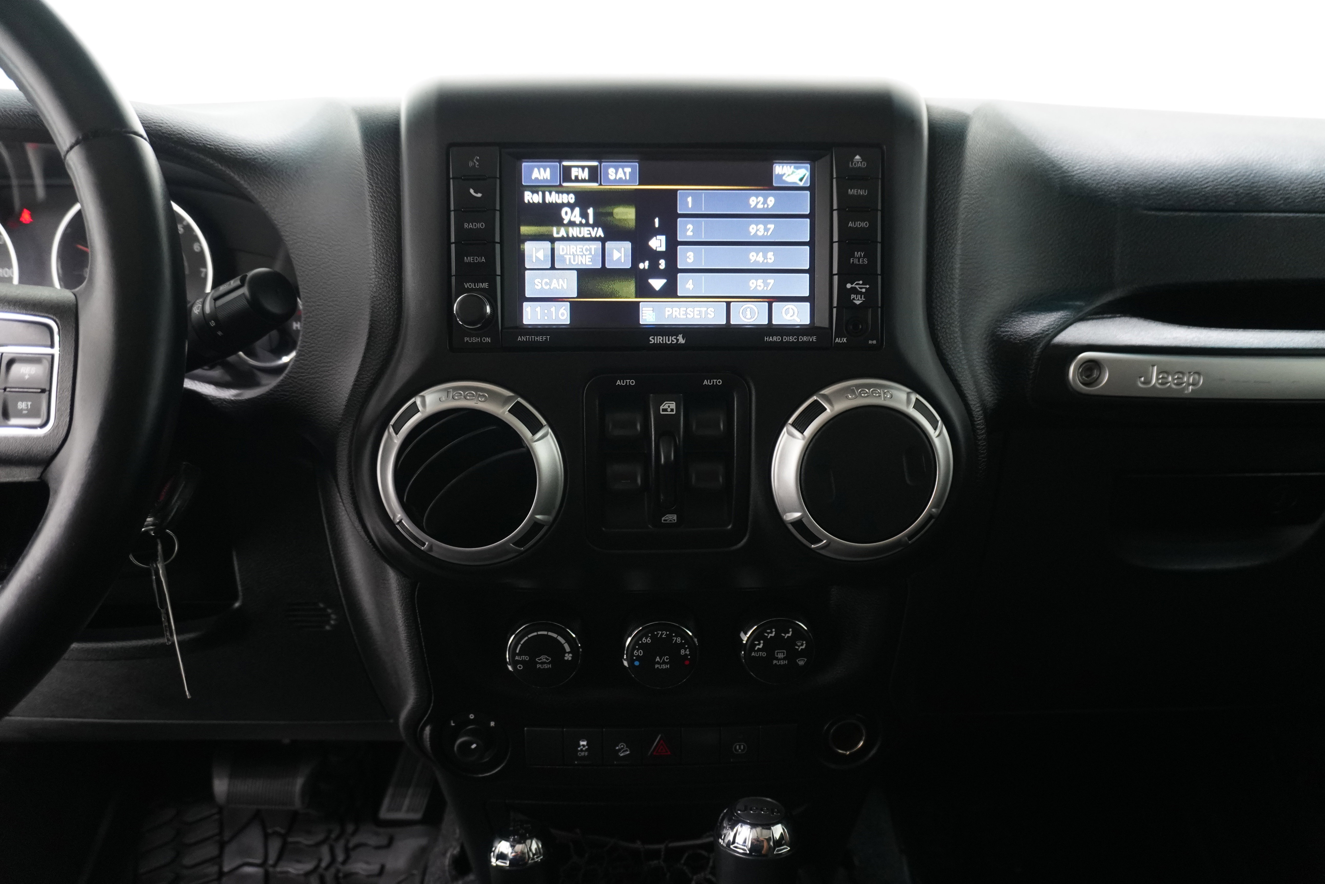 Used 2016 Jeep Wrangler Unlimited Rubicon w/ Connectivity Group AWD/4WD image 18