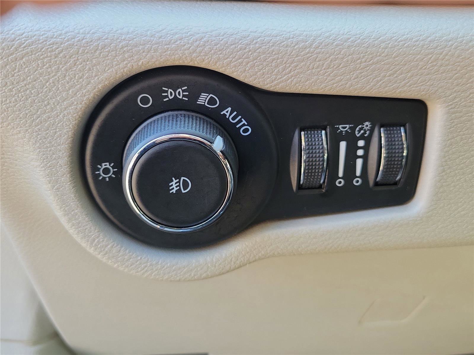 Used 2023 Chrysler Pacifica Touring-L image 20