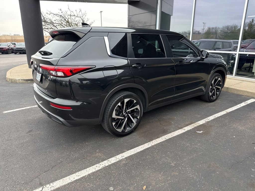 Used 2022 Mitsubishi Outlander ES image 3